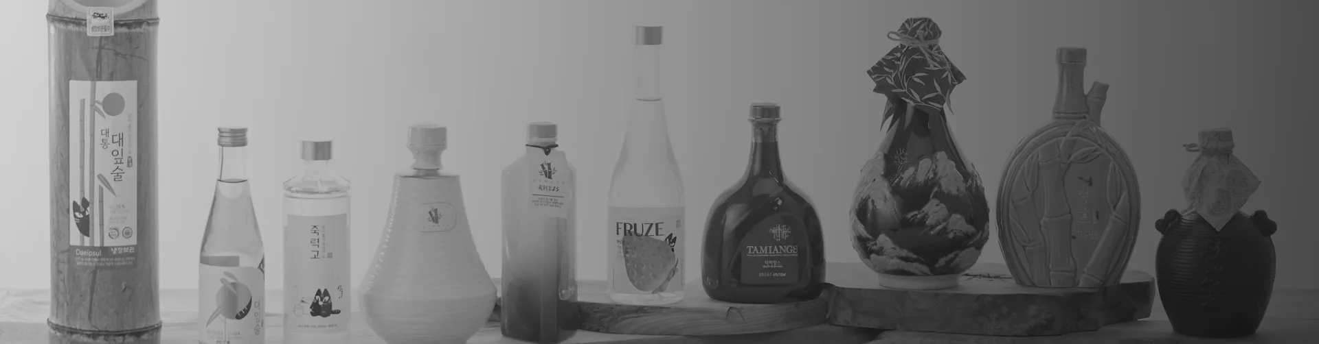 This is a traditional distilled liquor aged for over 100 days with 100% pure rice and medicinal herbs. It is a traditional liquor with a flavor and aroma that deepens the longer it is stored.